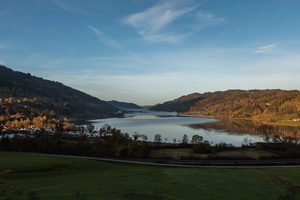 Vue panoramique sur le lac de Gérardmer depuis l'observatoire de Mérelle