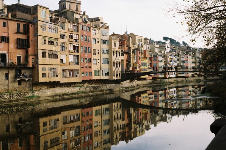 Les maisons colorées suspendues au-dessus de la rivière Onyar à Gérone