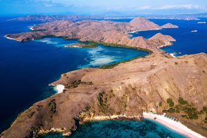 Plage de sable clair et bateaux traditionnels sur les côtes des îles Gili