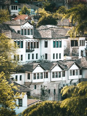 Les toits de lauze et les ruelles pavées du centre historique de Gjirokastër