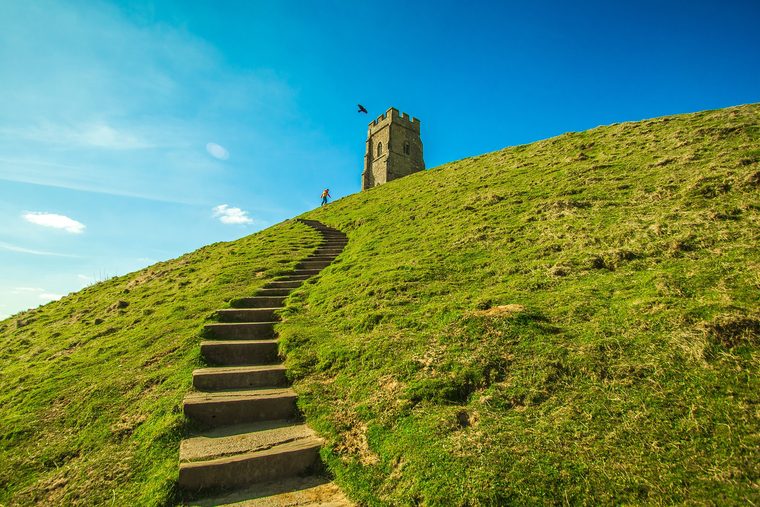 La tour de Saint Michel au sommet de la colline de Glastonbury Tor
