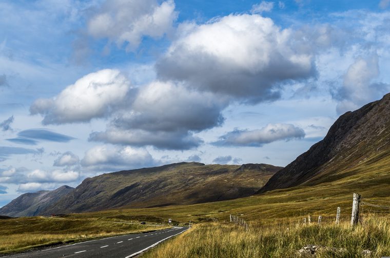 La route A82 serpentant au milieu des montagnes des Three Sisters à Glen Coe