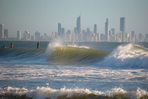 La plage de Surfers Paradise et ses gratte-ciels en bord d'océan