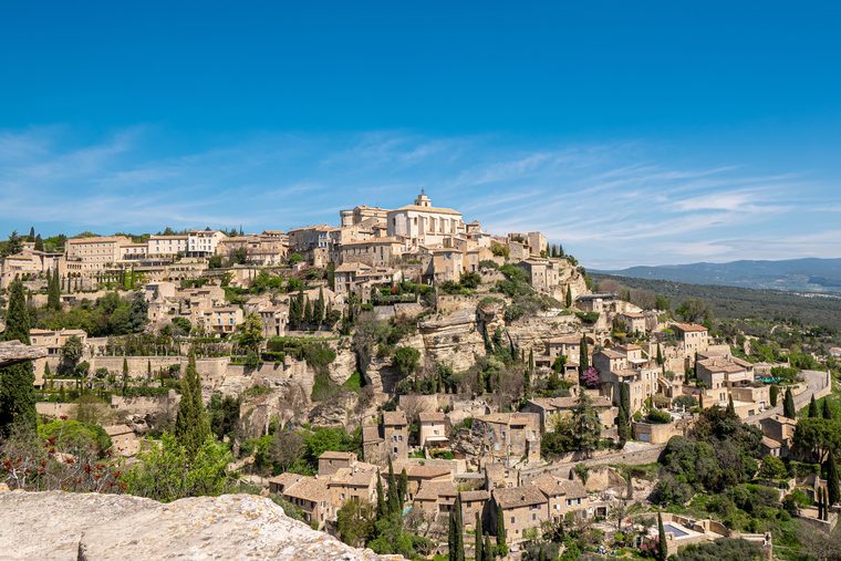Vue panoramique sur le village perché de Gordes au lever du soleil