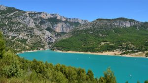 Le canyon des Gorges du Verdon et les eaux turquoise du lac de Sainte-Croix