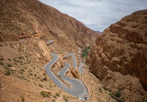 La route sinueuse des gorges du Dadès vue d'en haut