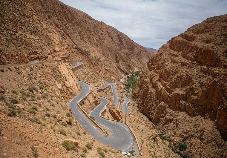 La route sinueuse des gorges du Dadès vue d'en haut