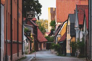Les remparts médiévaux de Visby bordant la mer Baltique