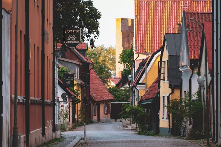 Les remparts médiévaux de Visby bordant la mer Baltique