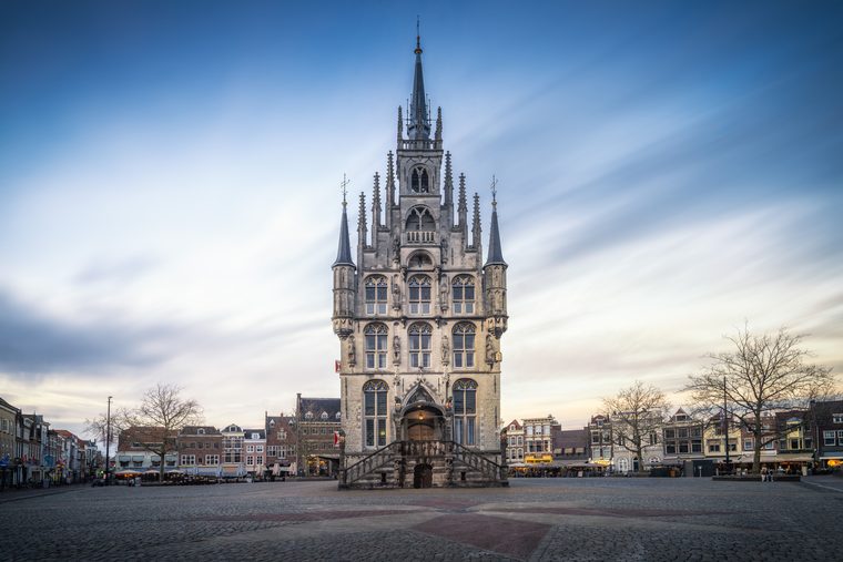 L'Hôtel de ville gothique sur la place du marché de Gouda