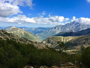 Randonneurs progressant sur les crêtes rocheuses du nord de la Corse