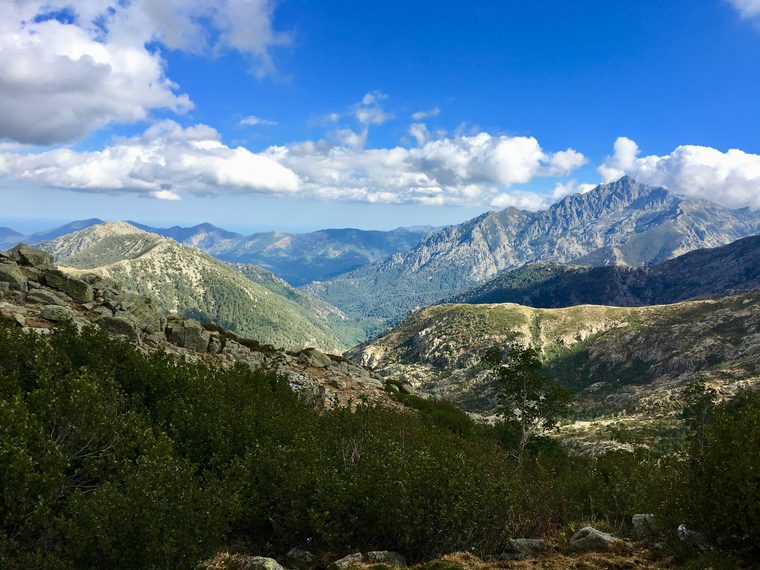 Randonneurs progressant sur les crêtes rocheuses du nord de la Corse