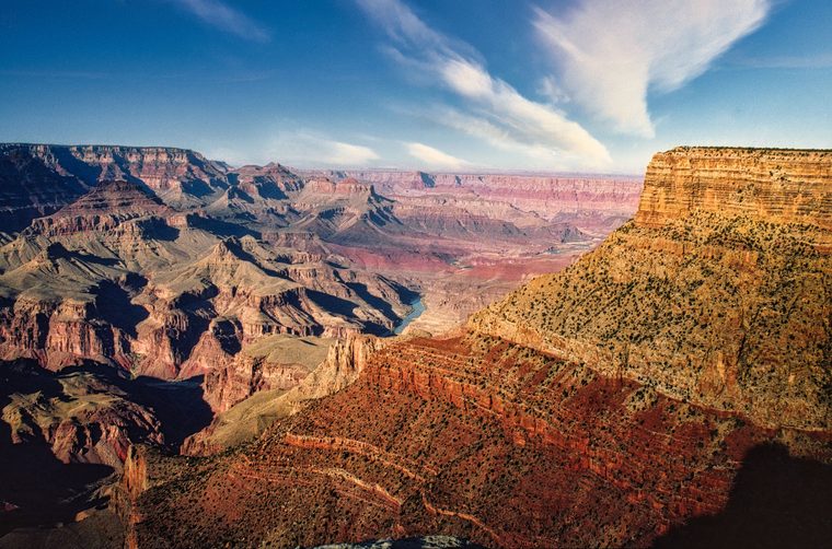 Vue panoramique du Grand Canyon depuis la Rive Sud au coucher du soleil