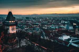 L'Uhrturm sur la colline du Schlossberg dominant les toits rouges de Graz