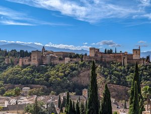 Vue sur l'Alhambra et la Sierra Nevada depuis le mirador de San Nicolás au crépuscule