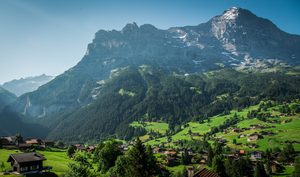 Le village de Grindelwald entouré par les sommets enneigés de l'Eiger et de la Jungfrau