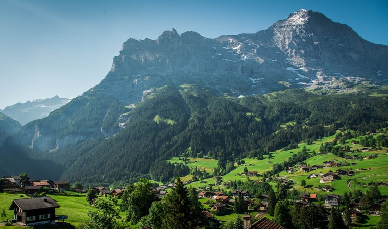 Le village de Grindelwald entouré par les sommets enneigés de l'Eiger et de la Jungfrau
