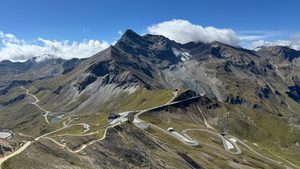Vue sur la route sinueuse du Grossglockner et les sommets alpins