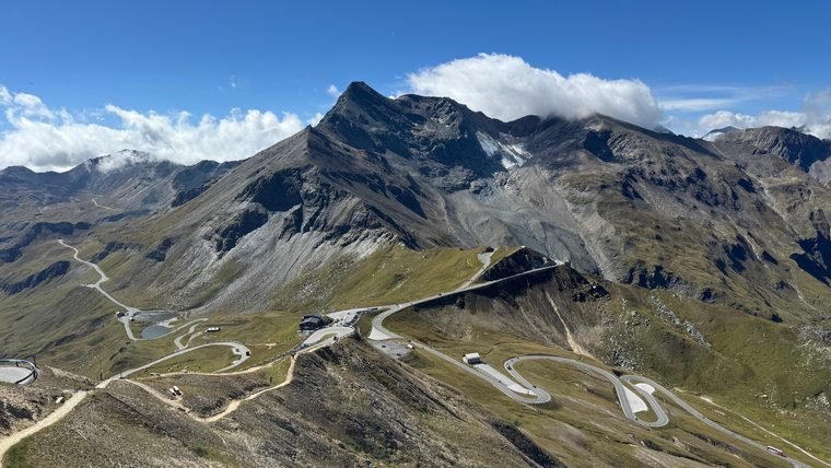 Vue sur la route sinueuse du Grossglockner et les sommets alpins