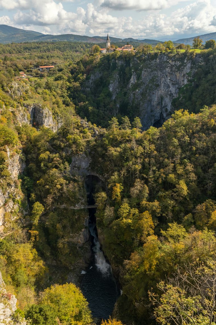 Le pont suspendu au-dessus du canyon souterrain des grottes de Škocjan