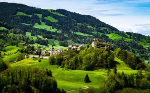 Le village médiéval de Gruyères et son château face aux Préalpes fribourgeoises