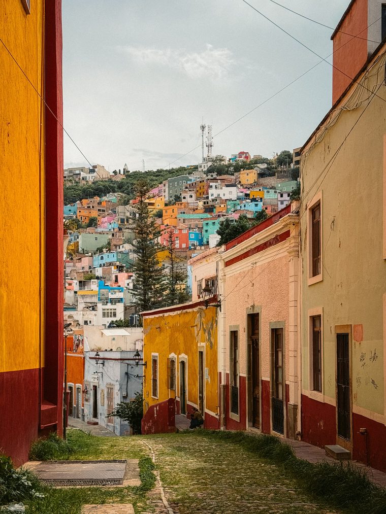 Vue panoramique sur les maisons colorées de Guanajuato et ses collines