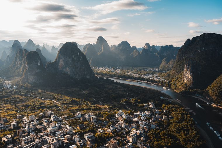 Paysage karstique de Yangshuo sur la rivière Li au coucher du soleil