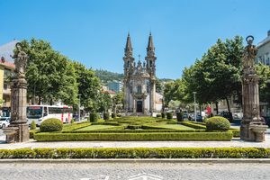 La place Largo da Oliveira et ses terrasses dans le centre historique de Guimarães