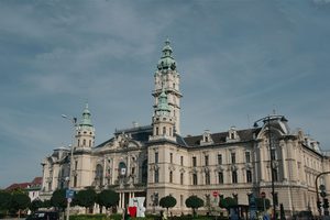 L'Hôtel de Ville néo-baroque de Győr et la place arborée