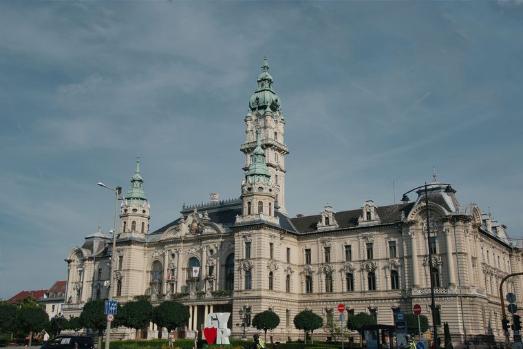 L'Hôtel de Ville néo-baroque de Győr et la place arborée