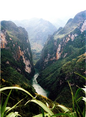 Route sinueuse à flanc de montagne dans la province de Ha Giang