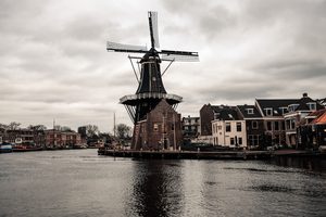 Le moulin De Adriaan au bord de la rivière Spaarne à Haarlem