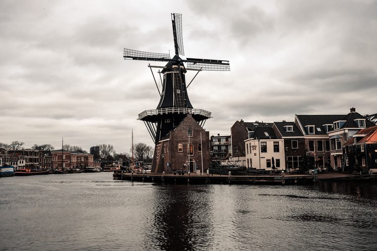 Le moulin De Adriaan au bord de la rivière Spaarne à Haarlem