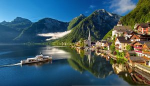 Le village de Hallstatt et son clocher au bord du lac, entourés de montagnes