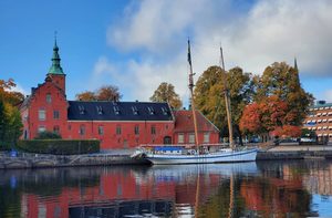 Le château rouge de Halmstad au bord de la rivière Nissan