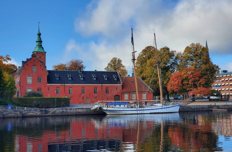 Le château rouge de Halmstad au bord de la rivière Nissan