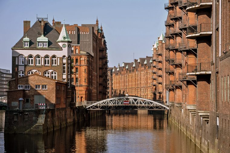 Les entrepôts en briques rouges de la Speicherstadt au bord de l'eau