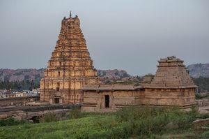 Le temple de Virupaksha émergeant d'un paysage de blocs de granit à Hampi