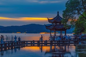 Pagode surplombant le lac de l'Ouest à Hangzhou au petit matin