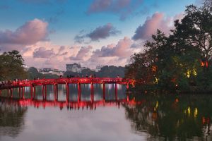 Le lac Hoan Kiem et le pont du Soleil Levant rouge à Hanoï