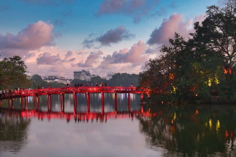 Le lac Hoan Kiem et le pont du Soleil Levant rouge à Hanoï