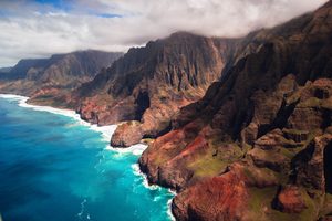 Les falaises verdoyantes de la Na Pali Coast plongeant dans l'océan à Kauai