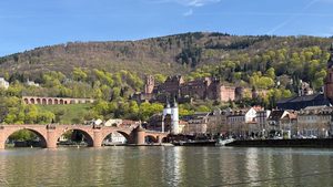 Vue panoramique sur le château de Heidelberg et le pont enjambant le Neckar