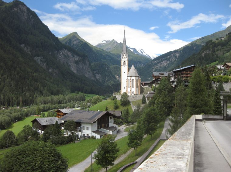 L'église gothique de Heiligenblut avec le sommet du Grossglockner en arrière-plan