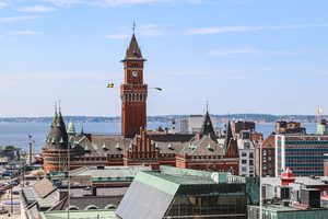 La tour Kärnan dominant la ville de Helsingborg et le détroit de l'Øresund