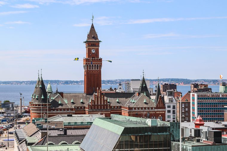 La tour Kärnan dominant la ville de Helsingborg et le détroit de l'Øresund