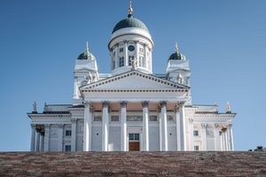 La cathédrale blanche d'Helsinki dominant la place du Sénat