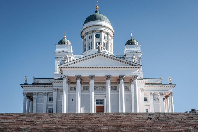 La cathédrale blanche d'Helsinki dominant la place du Sénat