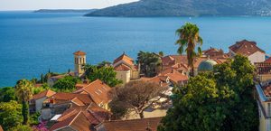 La vieille ville de Herceg Novi et la forteresse surplombant la mer Adriatique