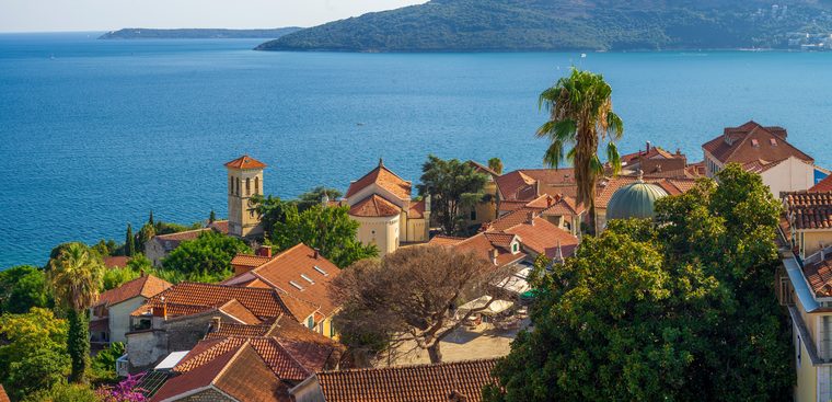 La vieille ville de Herceg Novi et la forteresse surplombant la mer Adriatique